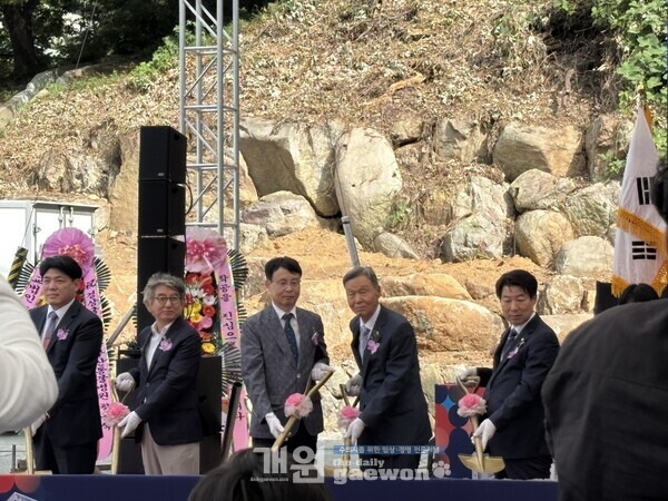 첫 삽을 뜨고 있다.