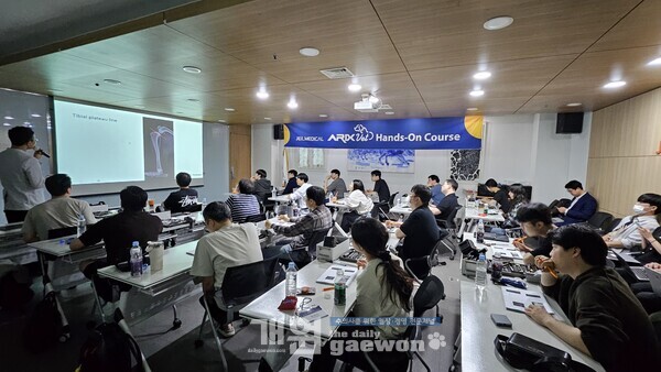 정창수 원장이 TPLO 적용 방법을 강의하고 있다.