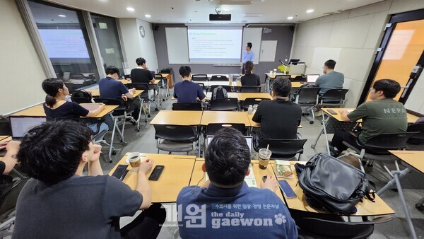 송근호 교수가 강의하고 있다.