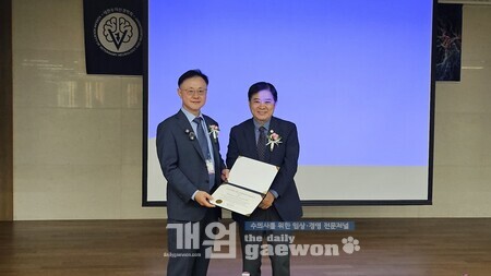 이기택 교수(좌)를 고문으로 위촉했다.