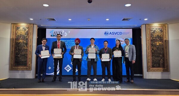 2025년 12월 8일 아시아수의임상피부학회 인정 전문의들에게 증서 수여식 후 촬영