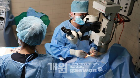 백내장 수술 집도하는 모습.